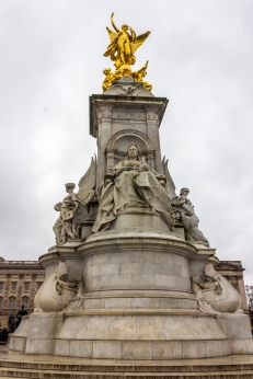 Monumento em em homenagem a rainha Victoria em frente ao palácio de Buckingham
